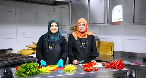 Gruppe von Menschen verschiedener Nationalitäten, die einen Catering-Service anbieten