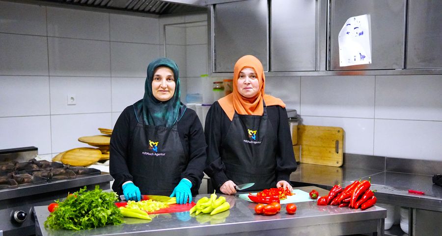 Gruppe von Menschen verschiedener Nationalitäten, die einen Catering-Service anbieten